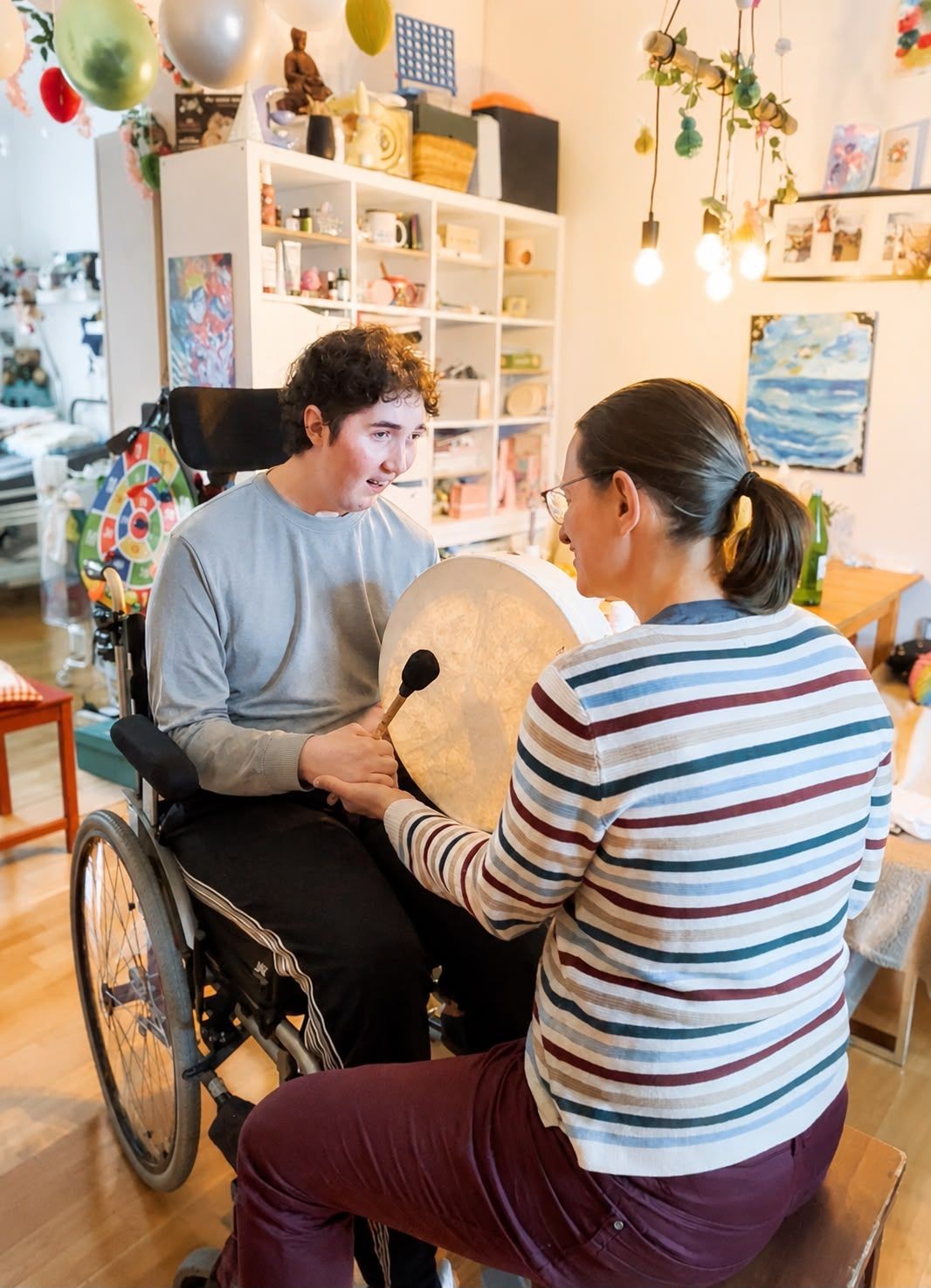 Musiktherapeutin Dr. Claudia Knabe begleitet einen Klienten während einer Musiktherapie-Einheit.