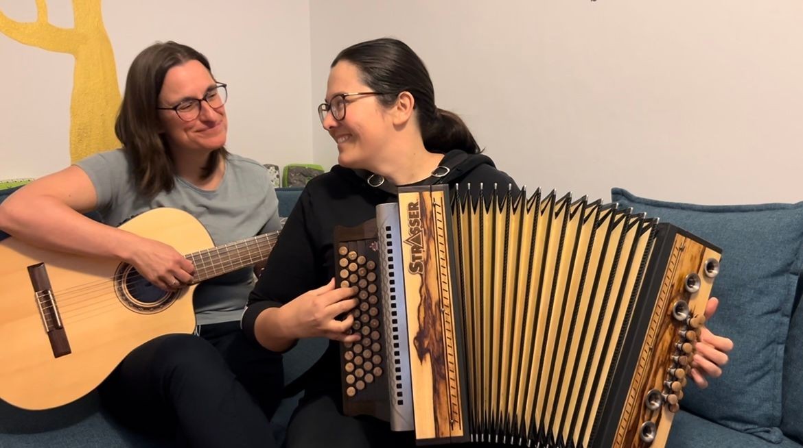 MusikZeit daheim – Gitarre und Harmonika im Wohnzimmer.